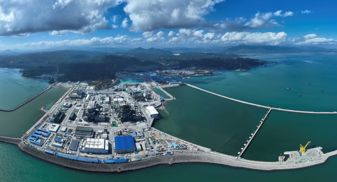 Mise en service de la première phase de la plus grande centrale nucléaire au monde en Chine.