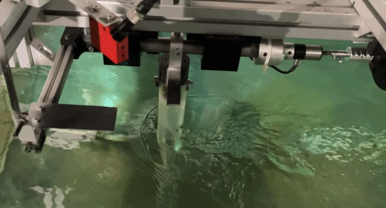 Nouveau système de cylindre à pendule génère de l'énergie à partir des courants aquatiques.