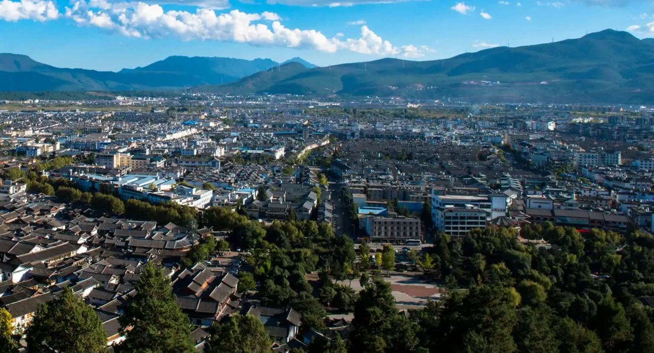 Photographies Aériennes Illustrent l'Impressionnante Échelle des Technologies Cruciables dans une Étendue Énorme