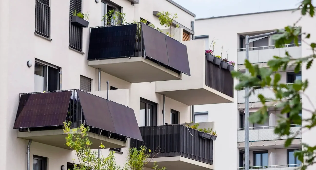 Plus de 4 millions de foyers européens adoptent des panneaux solaires de balcon : pourquoi cette tendance pourrait bientôt conquérir le marché américain.