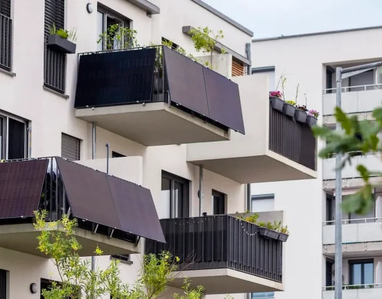 Plus de 4 millions de foyers européens adoptent des panneaux solaires de balcon : pourquoi cette tendance pourrait bientôt conquérir le marché américain.
