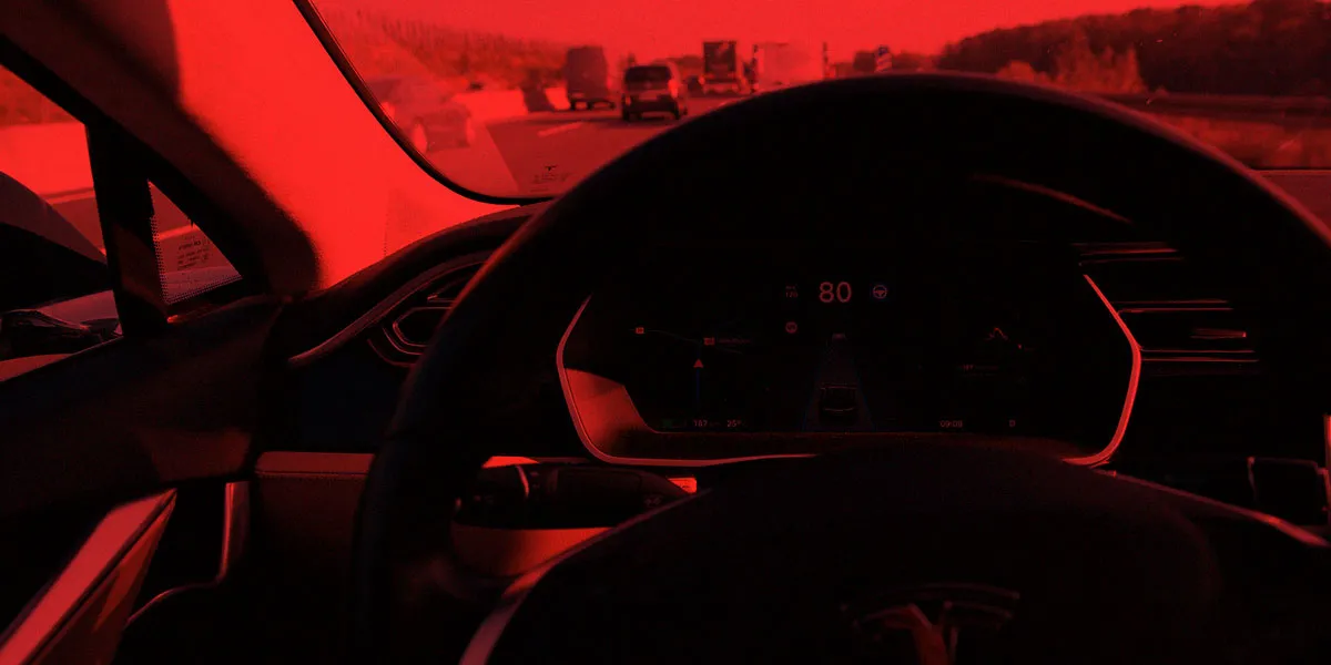 Poursuite judiciaire : Une famille incrimine l'Autopilot de Tesla dans la mort de leur fils.