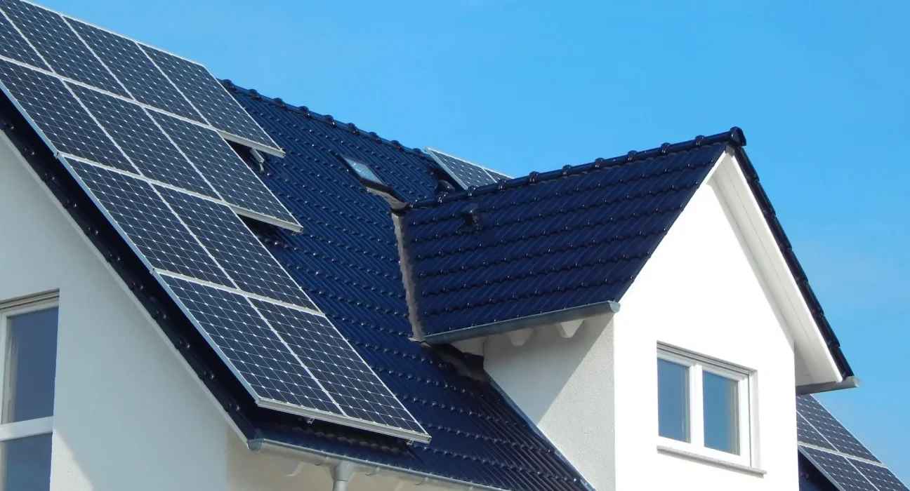 Propriétaire avec panneaux solaires reçoit des conseils révolutionnaires sur l'utilisation de l'énergie excédentaire : 'C'est la meilleure façon d'exploiter vos électrons en surplus'.