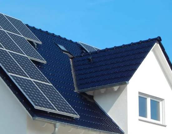 Propriétaire avec panneaux solaires reçoit des conseils révolutionnaires sur l'utilisation de l'énergie excédentaire : 'C'est la meilleure façon d'exploiter vos électrons en surplus'.