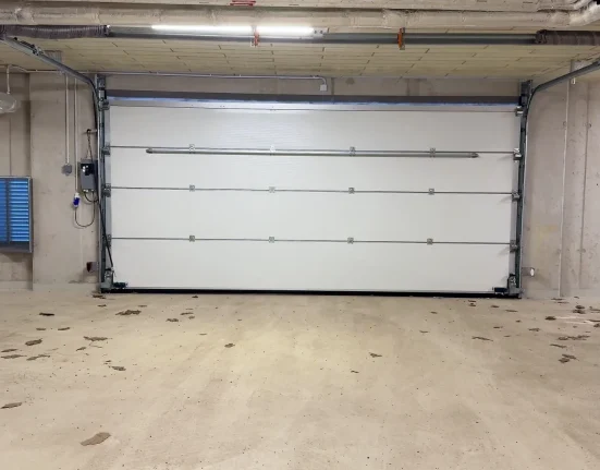 Propriétaire de véhicule électrique face à des critiques en ligne après avoir rénové son garage gratuitement : 'Aucune raison pratique...'