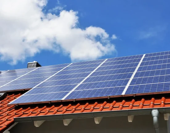 « Propriétaire découvre une vérité éblouissante après un test DIY sur ses panneaux solaires : 'Cela me laisse rêveur' »