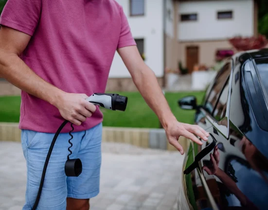 Propriétaire exprime sa surprise après avoir utilisé un nouveau VE pour une tâche imprévue : 'Un véritable sauveur'.