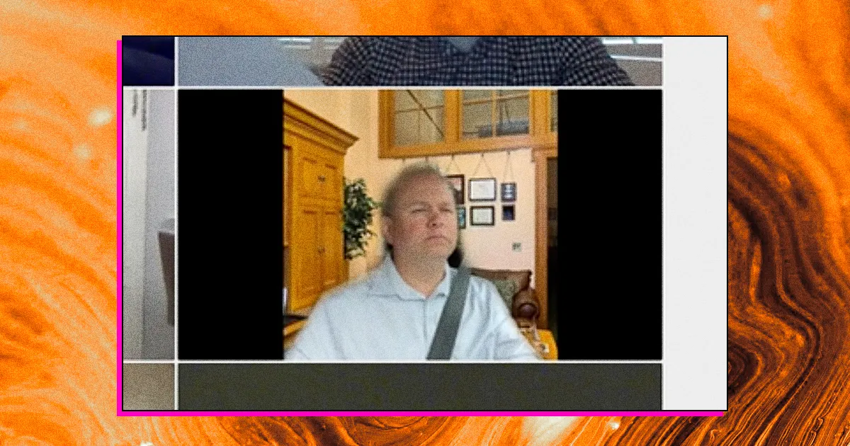 Regardez ce politicien tenter désespérément de dissimuler qu'il conduit pendant un appel Zoom.