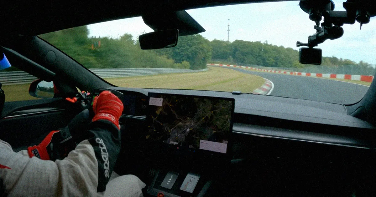 Regardez une Tesla Model S Établir un Record Mondial sur Circuit.
