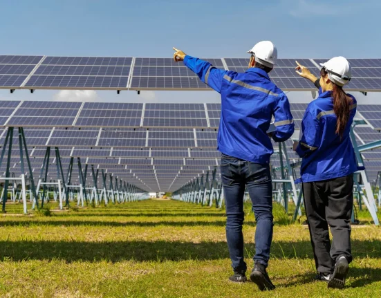Révolution solaire : une avancée scientifique prometteuse pour des panneaux plus efficaces