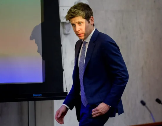 Sam Altman, PDG d'OpenAI, dévoile une annonce surprenante après l'alerte 'code rouge' : 'Notre dernier recours'.
