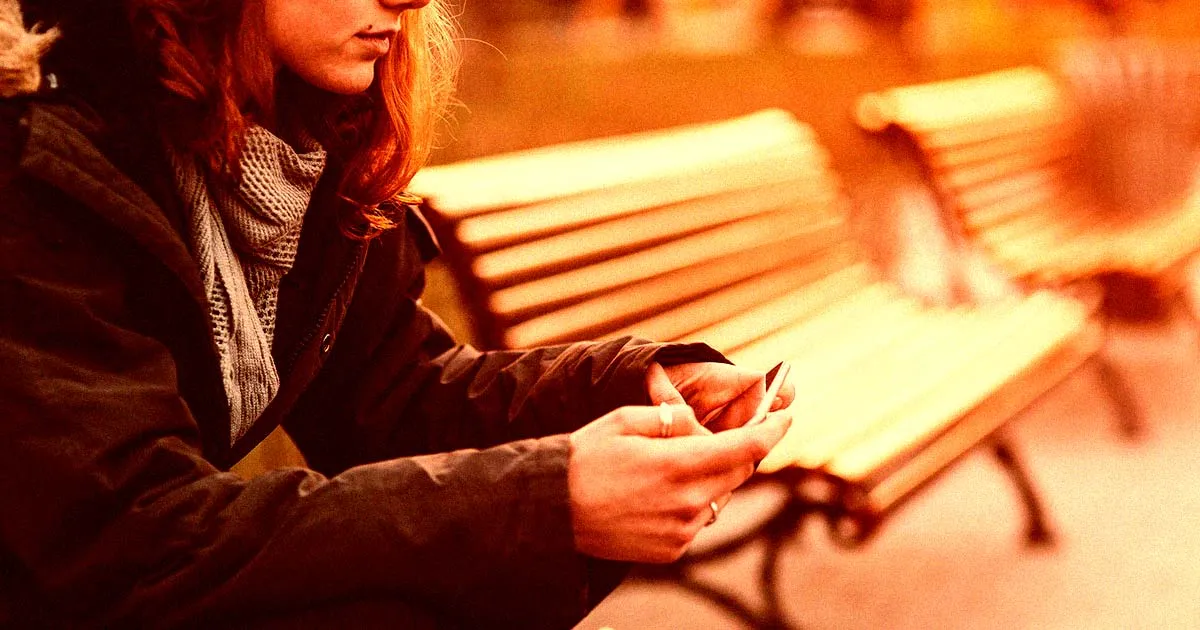 Startup d'IA Soutenue par Google Annonce l'Arrêt de la Préparation des Adolescents.