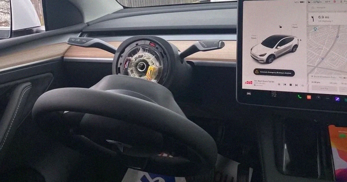 Tesla Offre une Voiture Neuve à un Conducteur Dont le Volant s'est Détaché en Plein Conduite.