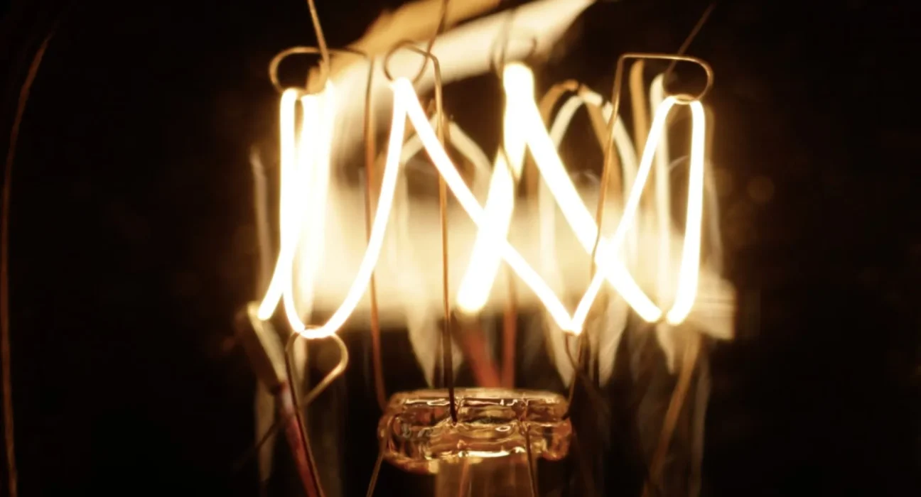 Tissus en coton : une innovation qui génère de l'électricité à partir de l'humidité pour alimenter LEDs et appareils.