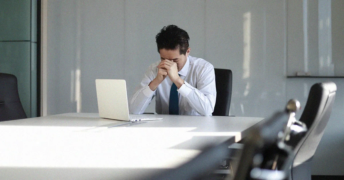 « Un Employé de Tesla Trouvé Dans l'Émotion Collective au Bureau »