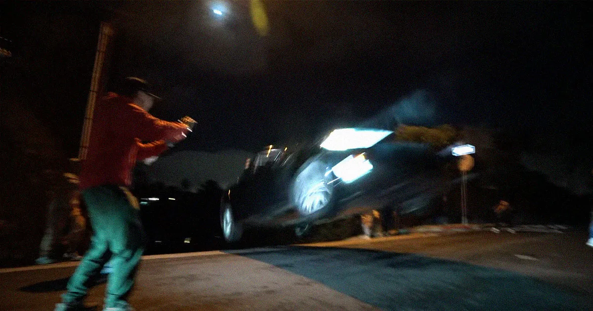 Un Filou Tente de Faire Voler une Tesla Model S, S'écrase sur des Voitures Garées