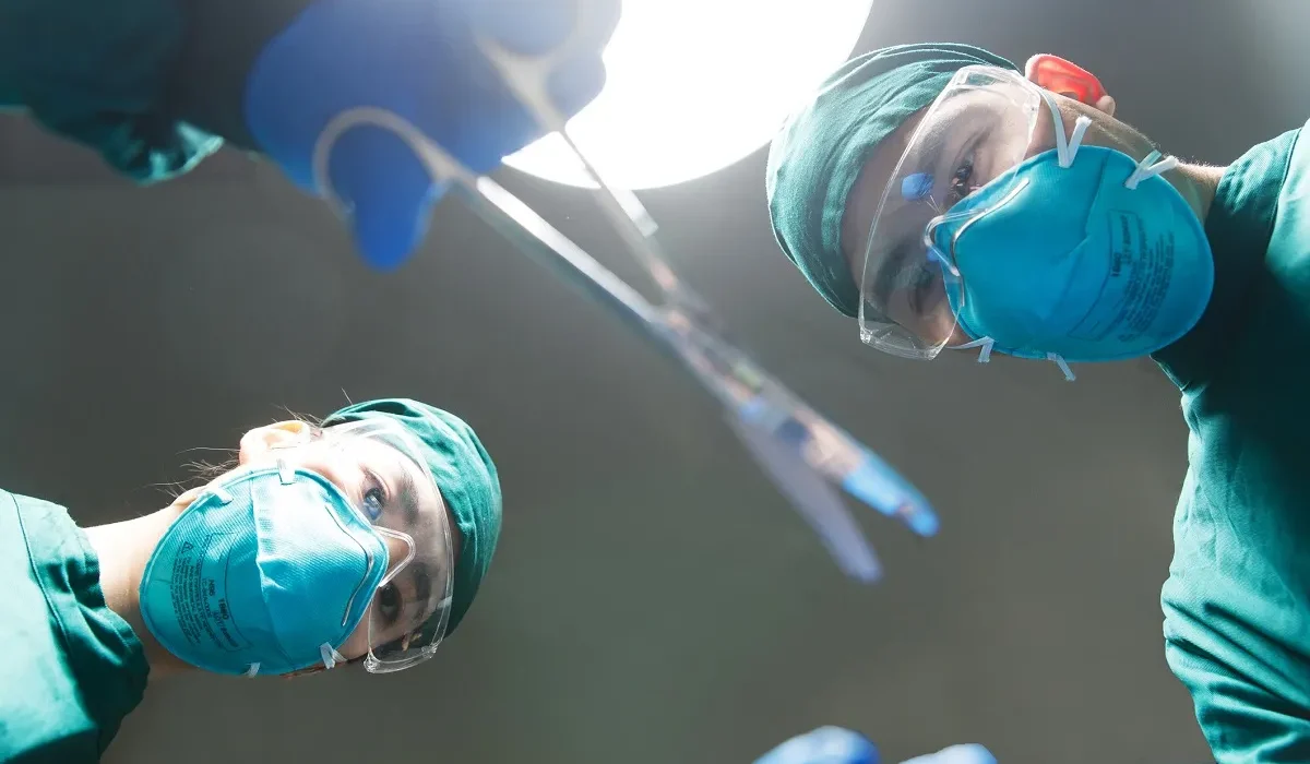 Un Instrument Oublié dans le Corps d'un Patient Pendant 18 Mois Après une Opération