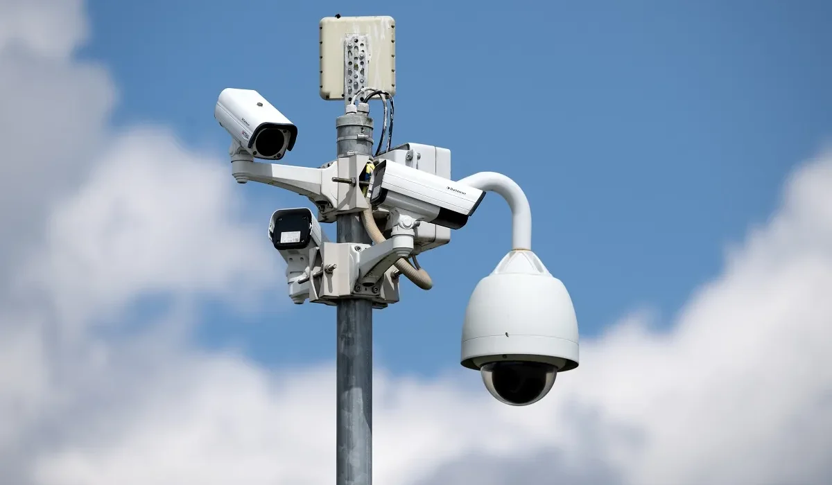 Un Milliardaire Prédit Que les Citoyens Se Comporteront Bien Sous Surveillance IA