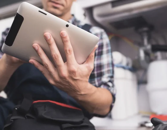 Un PDG technologique fait des révélations controversées sur l'avenir des électriciens et plombiers : 'Face à un avenir difficile'.