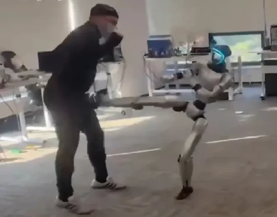 Un Robot Malhabile Frappe Son Opérateur Là Où Ça Fait Mal.