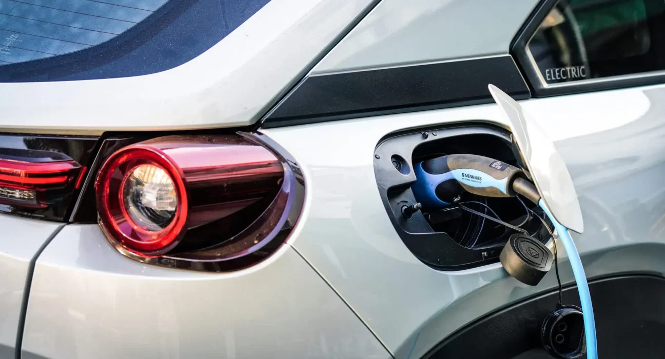 Un conducteur lève le voile sur une idée reçue sur les VE après quatre ans : 'Nous parcourons de nombreuses distances'