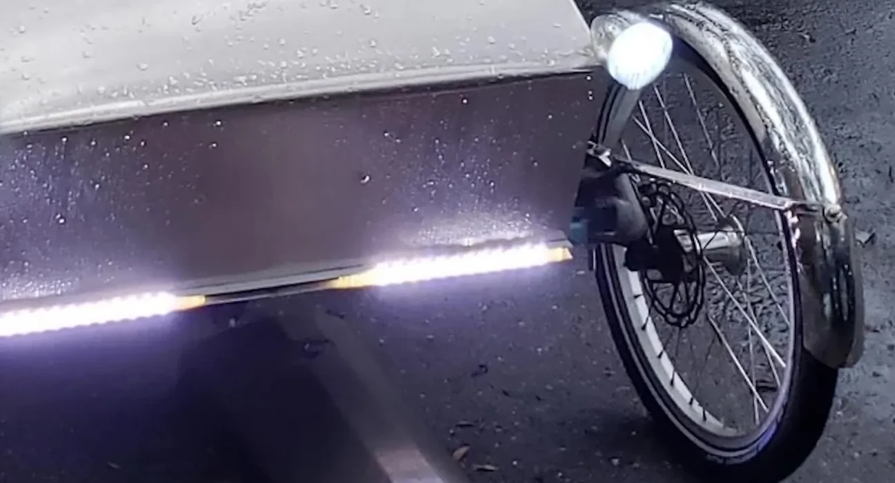 Un cycliste à vélo électrique fait sensation avec son modèle ultra-amélioré ressemblant à un mini-Cybertruck : 'Les policiers doutaient de sa légalité'
