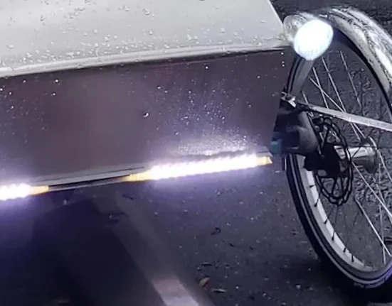 Un cycliste à vélo électrique fait sensation avec son modèle ultra-amélioré ressemblant à un mini-Cybertruck : 'Les policiers doutaient de sa légalité'