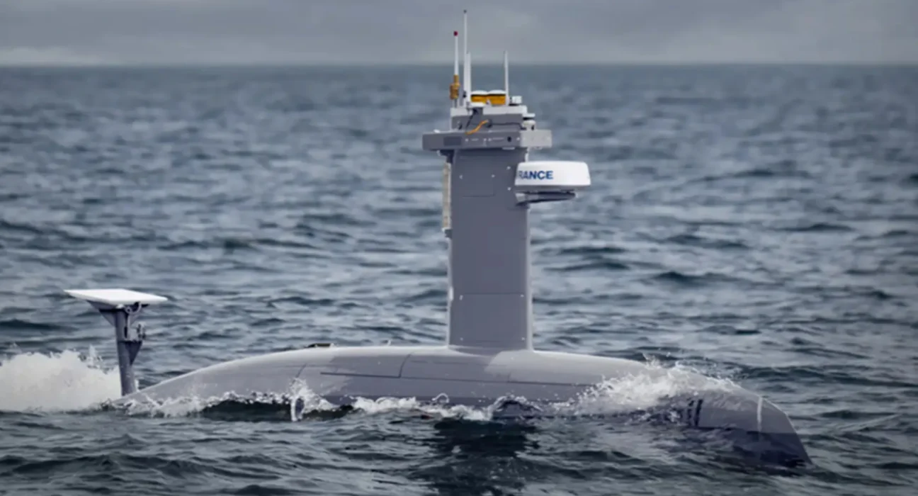 Un drone maritime DriX H-9 de 2 300 miles signe deux nouveaux contrats avec la marine.