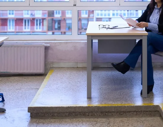 « Un enseignant de lycée révolutionne les méthodes d'enseignement face aux nouvelles tendances en classe : 'Nous sommes sur un terrain instable' »