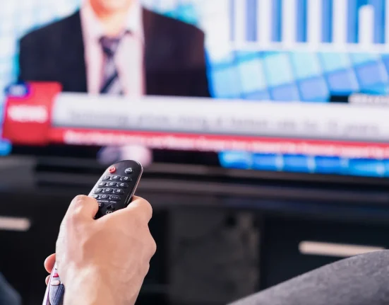 Un enseignant remet en question une affirmation trompeuse diffusée à la télévision : « Ils ne se soucient que de l'argent ».