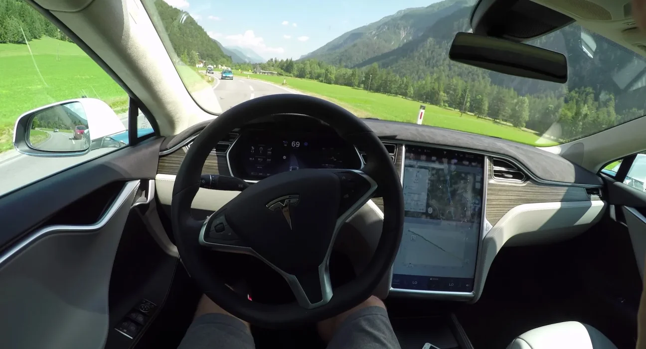 Un homme raconte son expérience après avoir parcouru 11 000 miles à travers les États-Unis au volant d'une Tesla sans jamais toucher le volant : "Je n'ai même pas regardé".