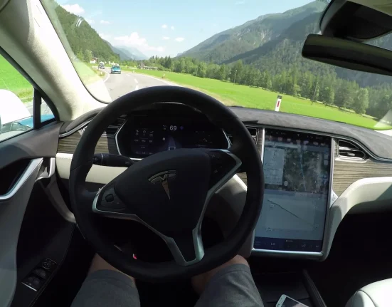 Un homme raconte son expérience après avoir parcouru 11 000 miles à travers les États-Unis au volant d'une Tesla sans jamais toucher le volant : "Je n'ai même pas regardé".