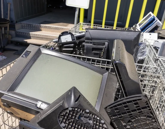 Un plongeur de déchets dévoile une découverte surprenante devant un magasin local : 'En parfait état de fonctionnement'