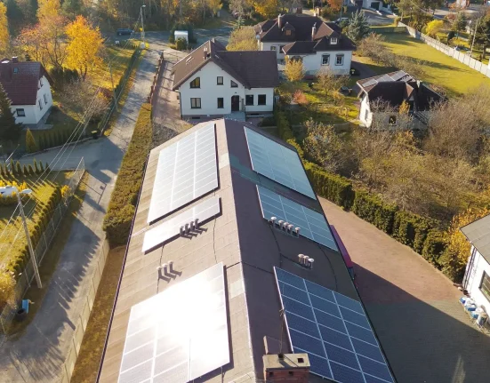 Un propriétaire partage son expérience frustrante avec les panneaux solaires : 'Une leçon à tirer'