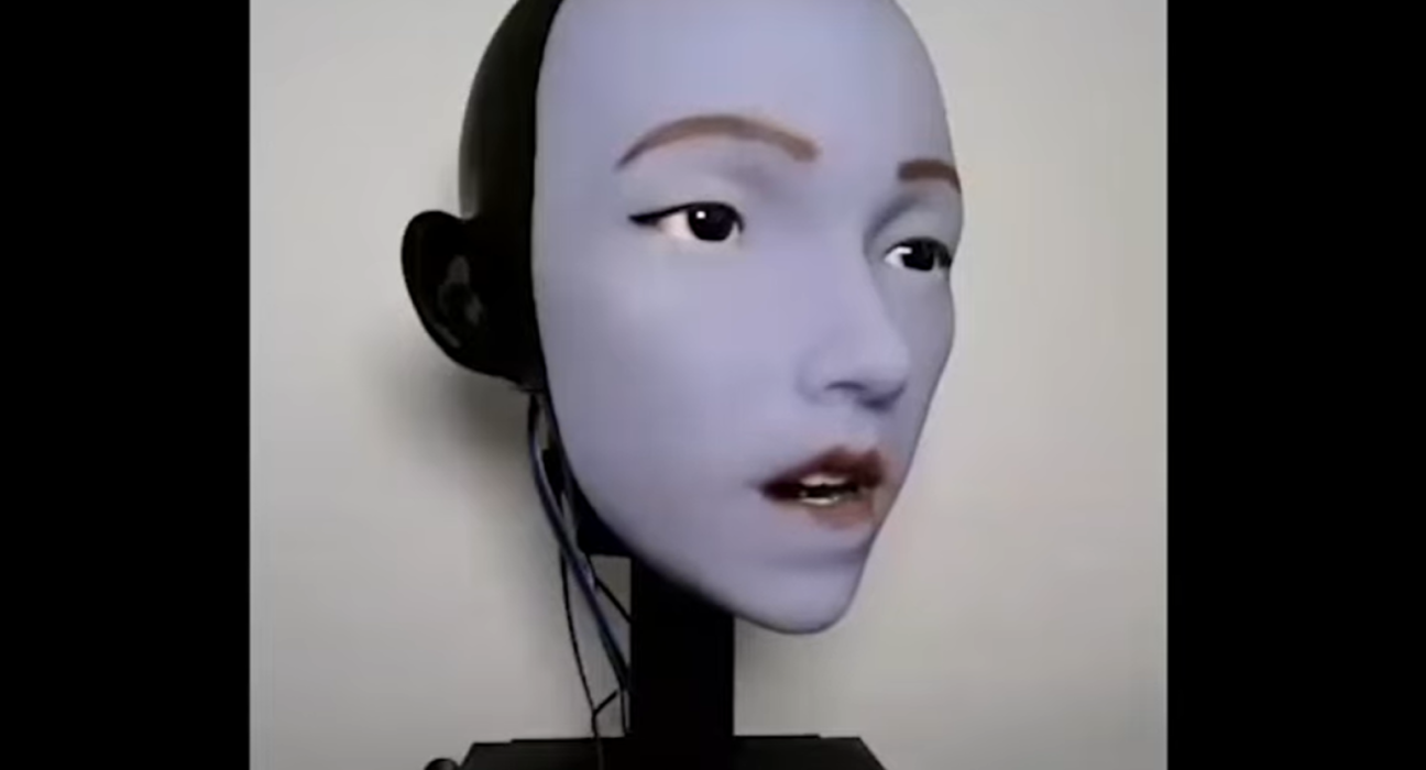 Un robot humanoïde effrayant perfectionne ses mouvements labiaux en se mirant et en regardant des vidéos YouTube.