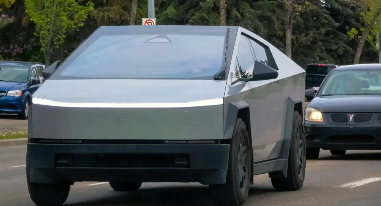 Une Dashcam révèle une expérience de mort imminente d'un conducteur de Tesla : 'J'ai compris qu'il ne s'en sortirait pas'