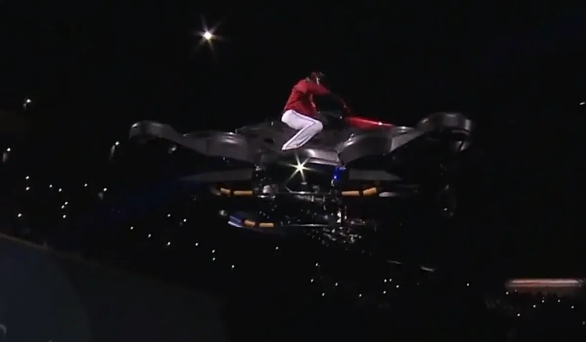 Une Étoile du Baseball Japonais Fait Son Entrée Spectaculaire en Moto Volante au Stade