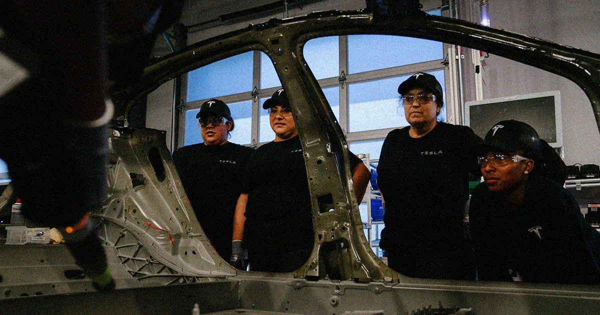 Une Femme Poursuit Tesla pour Racisme Répandu