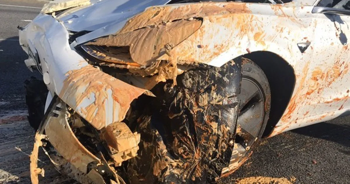 Une Tesla en Autopilot Percute un Camion Renversé