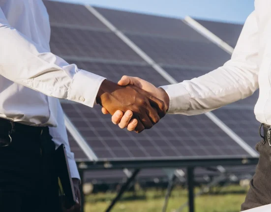 Une avancée révolutionnaire dans la technologie des panneaux solaires : un jalon déterminant.