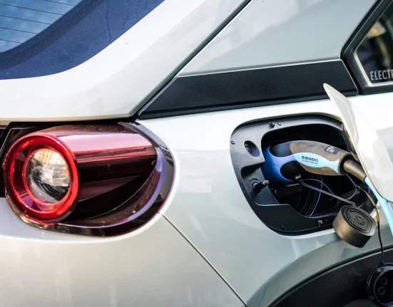 Une avancée scientifique révolutionnaire qui promet de transformer les véhicules électriques : « Nous prévoyons un impact considérable ».