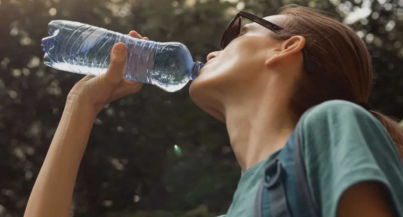 Une étude révèle des effets secondaires inquiétants de l'utilisation des bouteilles en plastique : 'Un danger récemment découvert'