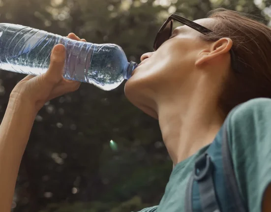 Une étude révèle des effets secondaires inquiétants de l'utilisation des bouteilles en plastique : 'Un danger récemment découvert'