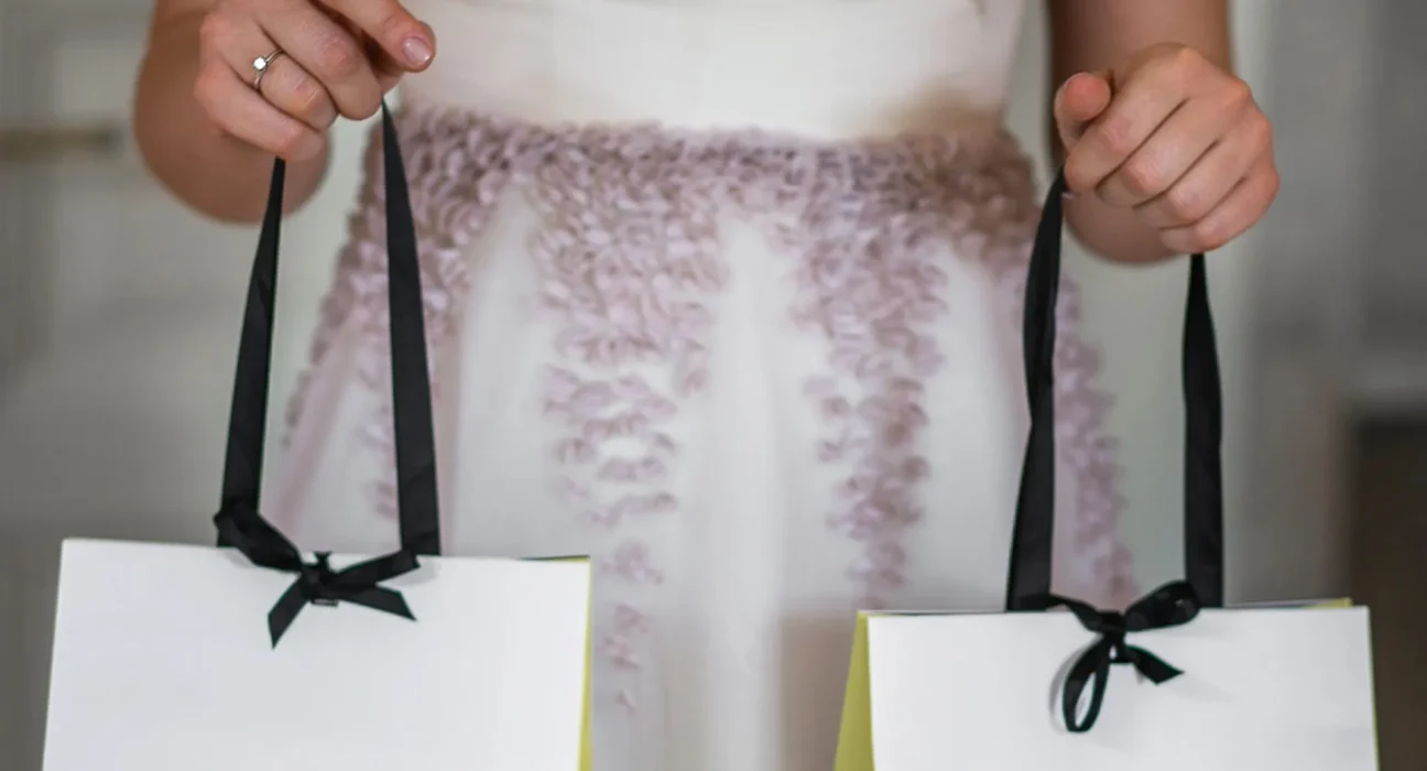 Une future mariée suscite un vif débat en dévoilant le contenu de ses sacs cadeaux de mariage : 'Devrait être interdit'