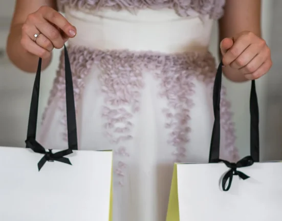 Une future mariée suscite un vif débat en dévoilant le contenu de ses sacs cadeaux de mariage : 'Devrait être interdit'