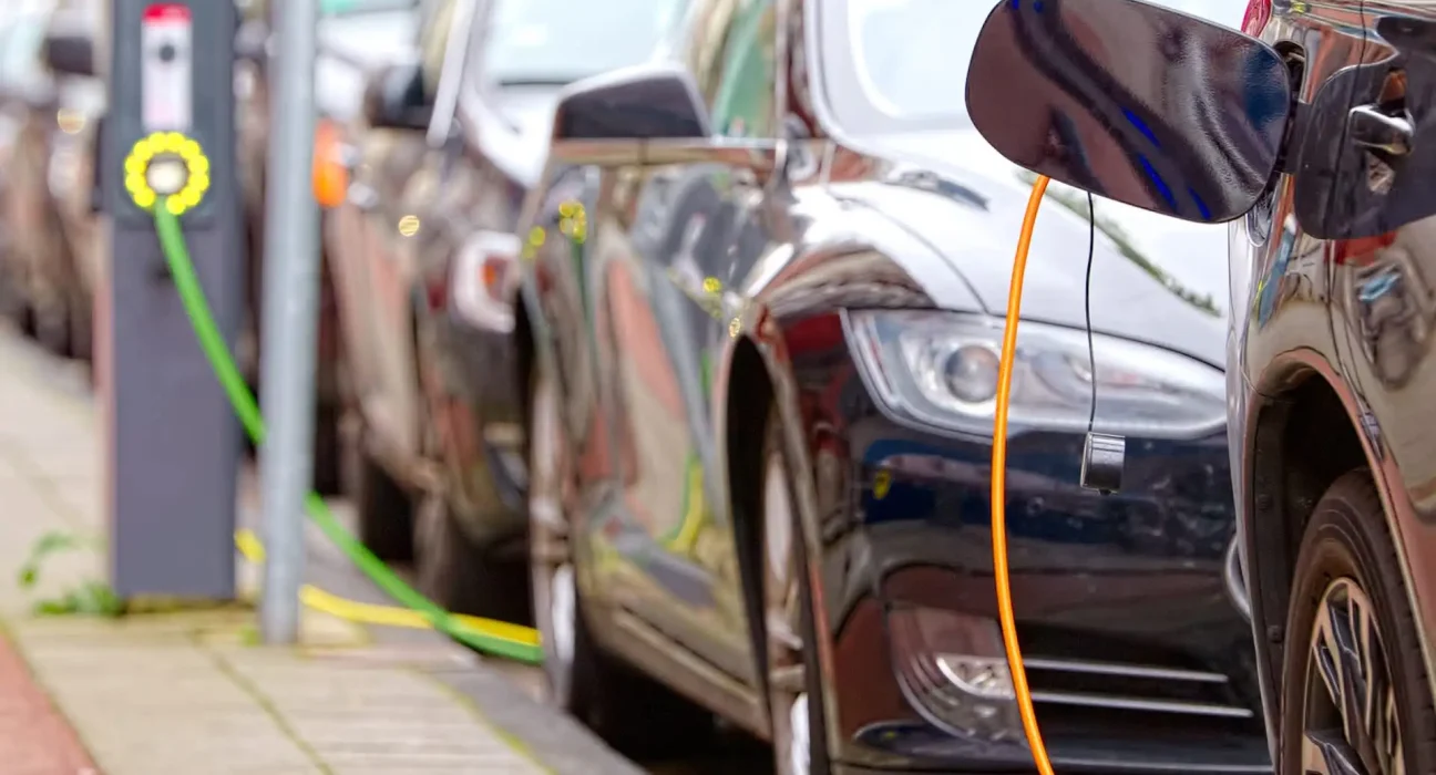 Une nouvelle étude dévoile des effets inattendus liés à la conduite de véhicules électriques : 'Cela... a un impact immédiat.'