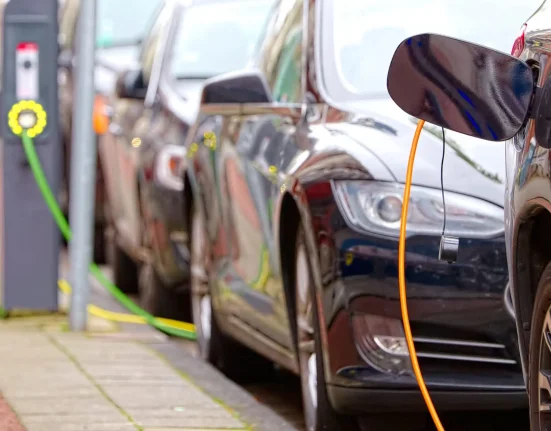Une nouvelle étude dévoile des effets inattendus liés à la conduite de véhicules électriques : 'Cela... a un impact immédiat.'