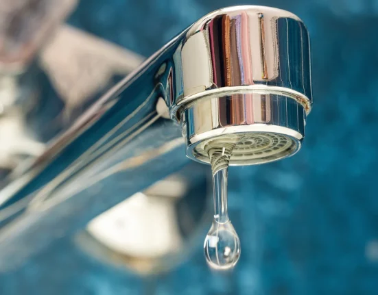 Une nouvelle étude révèle une source inquiétante de menace invisible contaminant notre eau : 'Associée à un risque accru de mortalité'