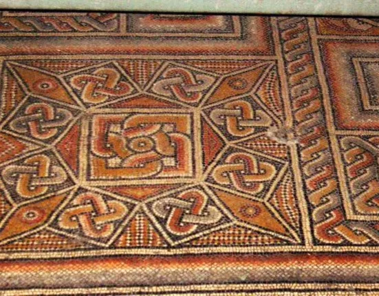 Une salle de mosaïque vieille de 1 600 ans exhibe le nœud de Salomon pour chasser le mal.