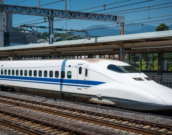 Voyageur stupefait par le dernier train à grande vitesse européen : 'Mon esprit peine à comprendre.'
